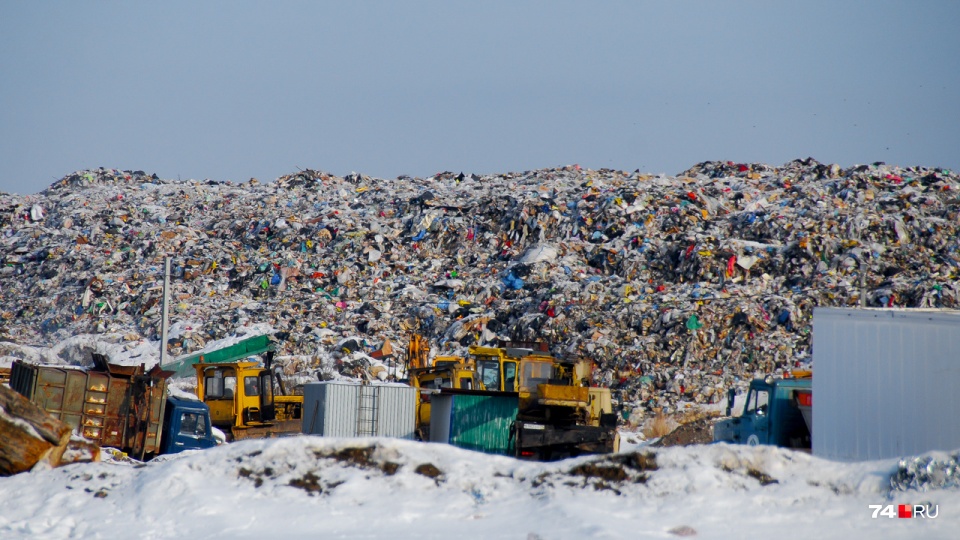 Так выглядит полигон в Полетаево, но Чишма — по замыслу планировщиков — должна размещать меньше отходов, ведь после сортировки весомую часть мусора направят в переработку. Будут ли планы выполнены в точности? Вот в чем вопрос