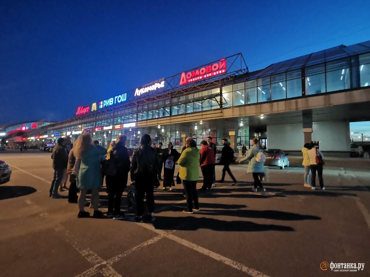 Вечерний шопинг в ТРК «Балканский» прервала эвакуация. С посетителями прощались словами о минировании