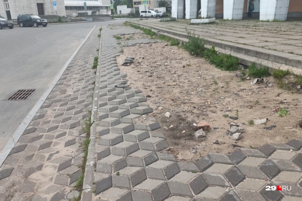 Продолжительное время тротуар у Музея изо выглядел примерно так Продолжительное время тротуар у Музея изо выглядел примерно так