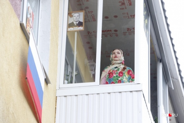 А вы участвовали в акциях ко Дню Победы в этом году? Выходили на балкон с портретами родственников — участников войны или пели песни? Присылайте нам свои фото и видео и пишите впечатления в комментарии А вы участвовали в акциях ко Дню Победы в этом году? Выходили на балкон с портретами родственников — участников войны или пели песни? Присылайте нам свои фото и видео и пишите впечатления в комментарии