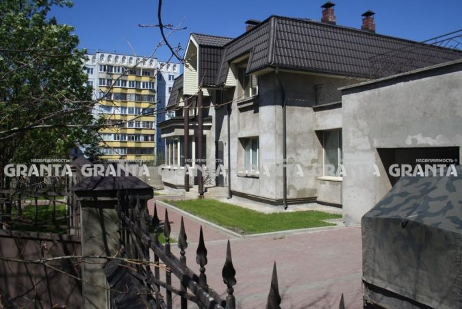 Коттедж расположен неподалеку от проспекта Свободного Коттедж расположен неподалеку от проспекта Свободного