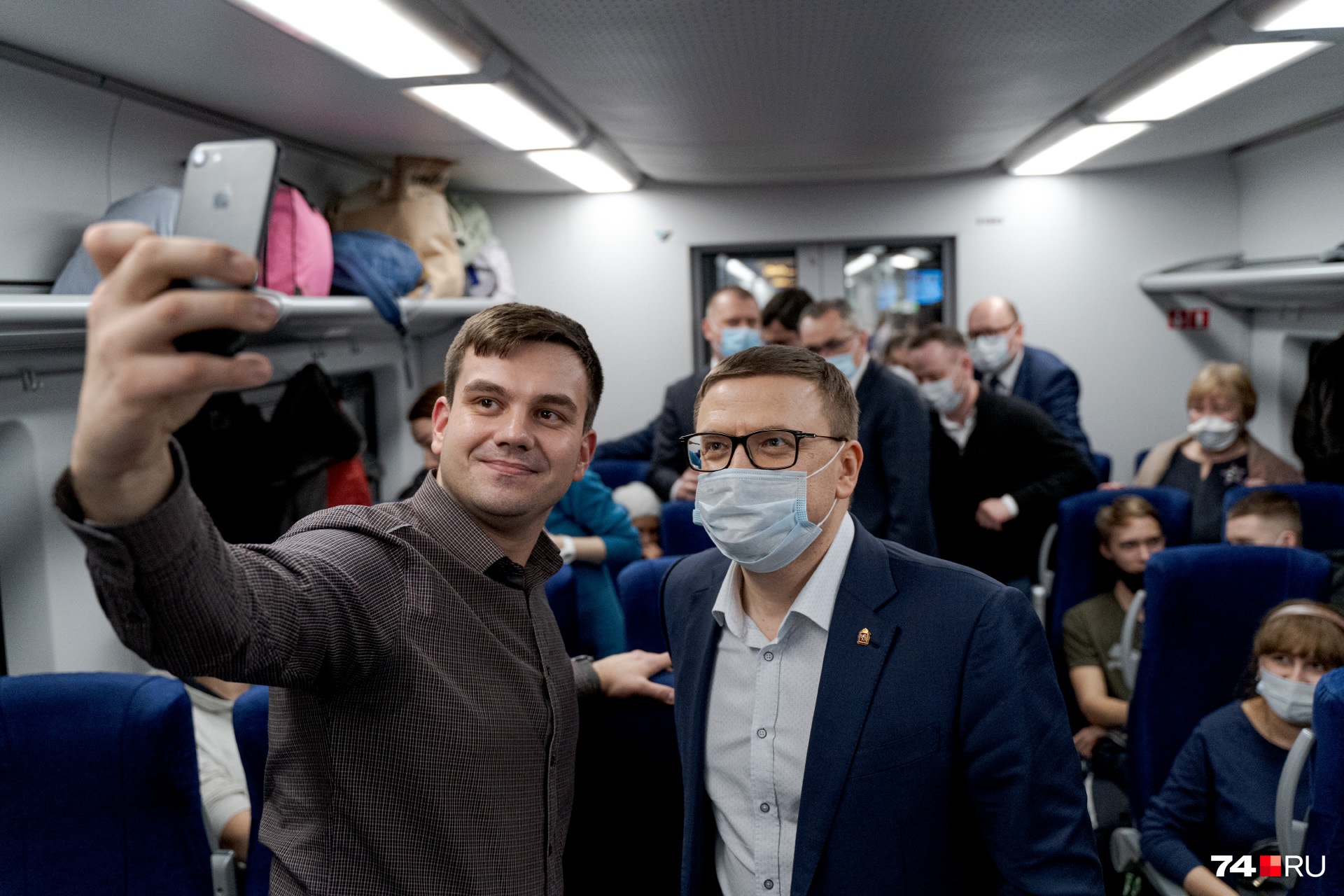 Алексей Текслер позирует для селфи с пассажиром поезда «Ласточка». Губернатор ехал в вагоне I класса с закрытым доступом (в пути проводил рабочую встречу с начальником ЮУЖД и давал нам интервью), но перед стартом прошелся по всему составу Алексей Текслер позирует для селфи с пассажиром поезда «Ласточка». Губернатор ехал в вагоне I класса с закрытым доступом (в пути проводил рабочую встречу с начальником ЮУЖД и давал нам интервью), но перед стартом прошелся по всему составу