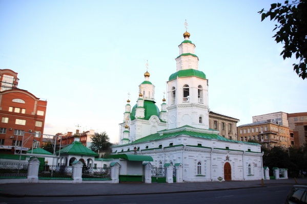 Храм на улице Сурикова несколько лет назад приобрел белый цвет Храм на улице Сурикова несколько лет назад приобрел белый цвет 