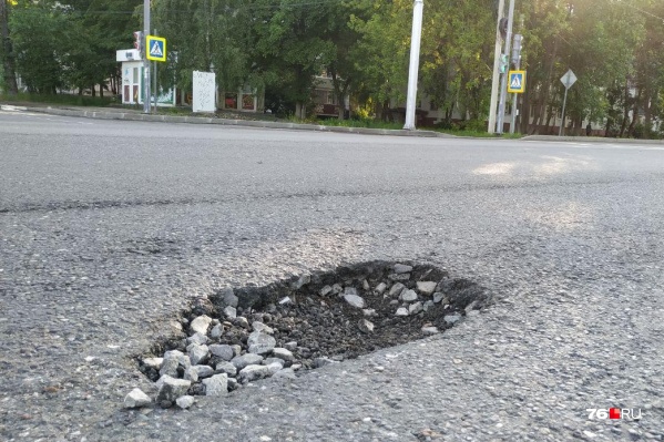 На оставленном нижнем слое асфальтового покрытия на Тутаевском шоссе образовались ямы На оставленном нижнем слое асфальтового покрытия на Тутаевском шоссе образовались ямы