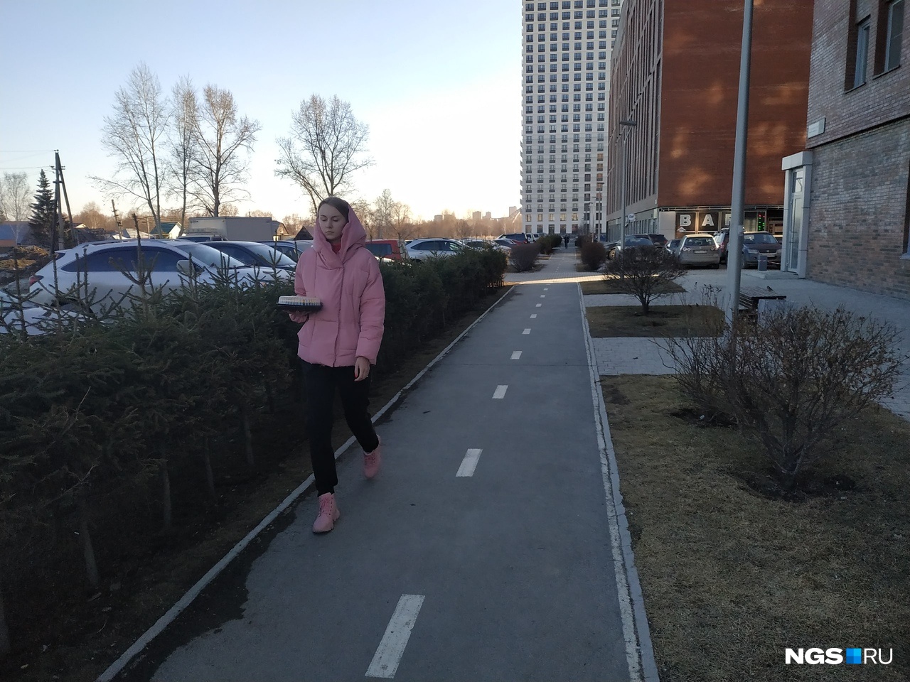 Кто-то беспечно прогуливается с тортом в руках Кто-то беспечно прогуливается с тортом в руках