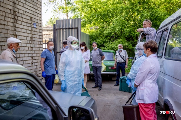 Медики и сотрудники больниц выстраиваются у лаборатории с самого утра в живую очередь Медики и сотрудники больниц выстраиваются у лаборатории с самого утра в живую очередь