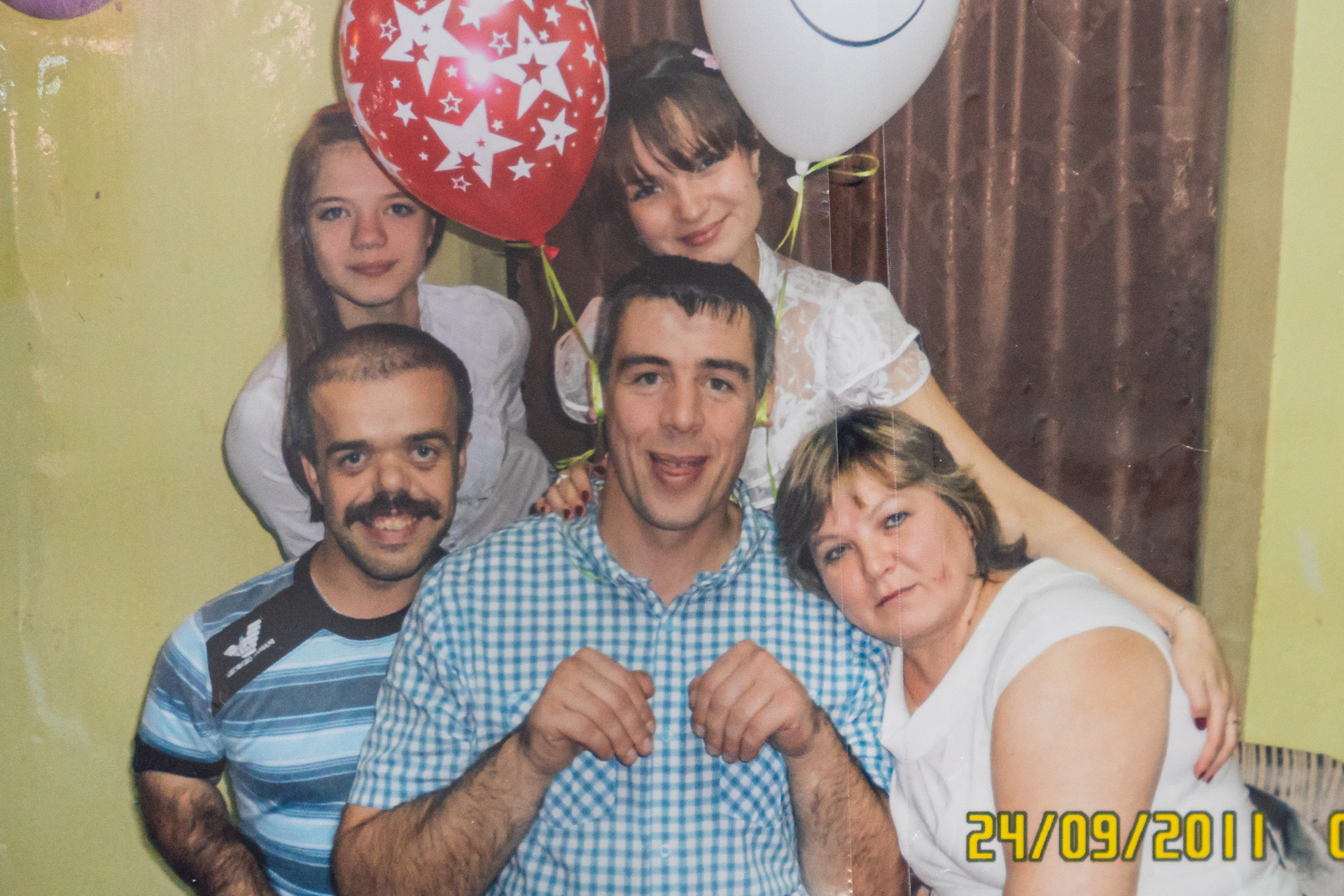 Старший брат Алексея (в центре) всегда его защищает и поддерживает Старший брат Алексея (в центре) всегда его защищает и поддерживает