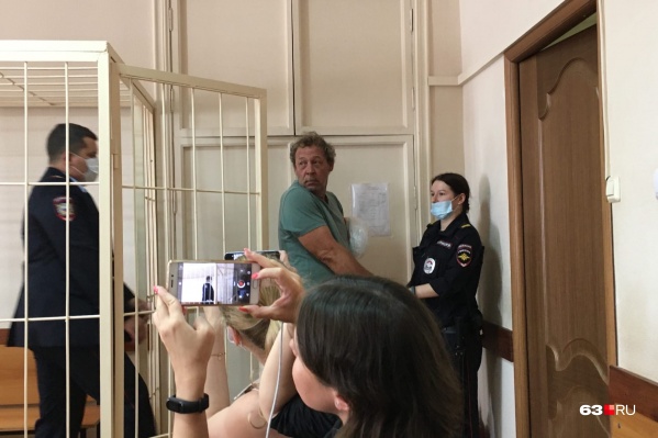 Мужчина был немного не в себе на заседании Мужчина был немного не в себе на заседании