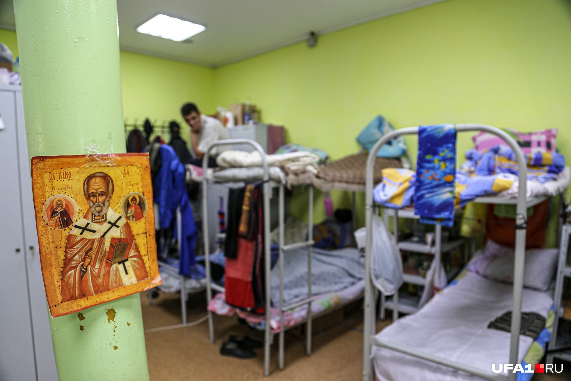В церковном приюте бездомные живут в таких условиях В церковном приюте бездомные живут в таких условиях
