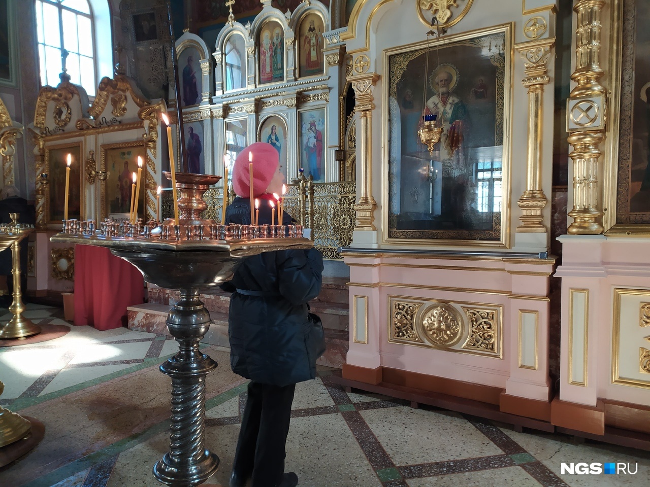 Людей в храме немного Людей в храме немного