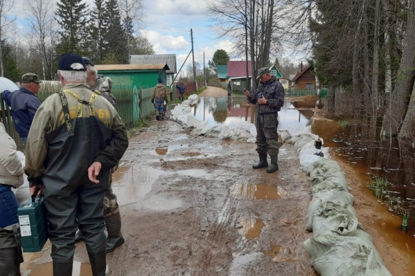 В подтопленных населенных пунктах работают сотрудники МЧС В подтопленных населенных пунктах работают сотрудники МЧС