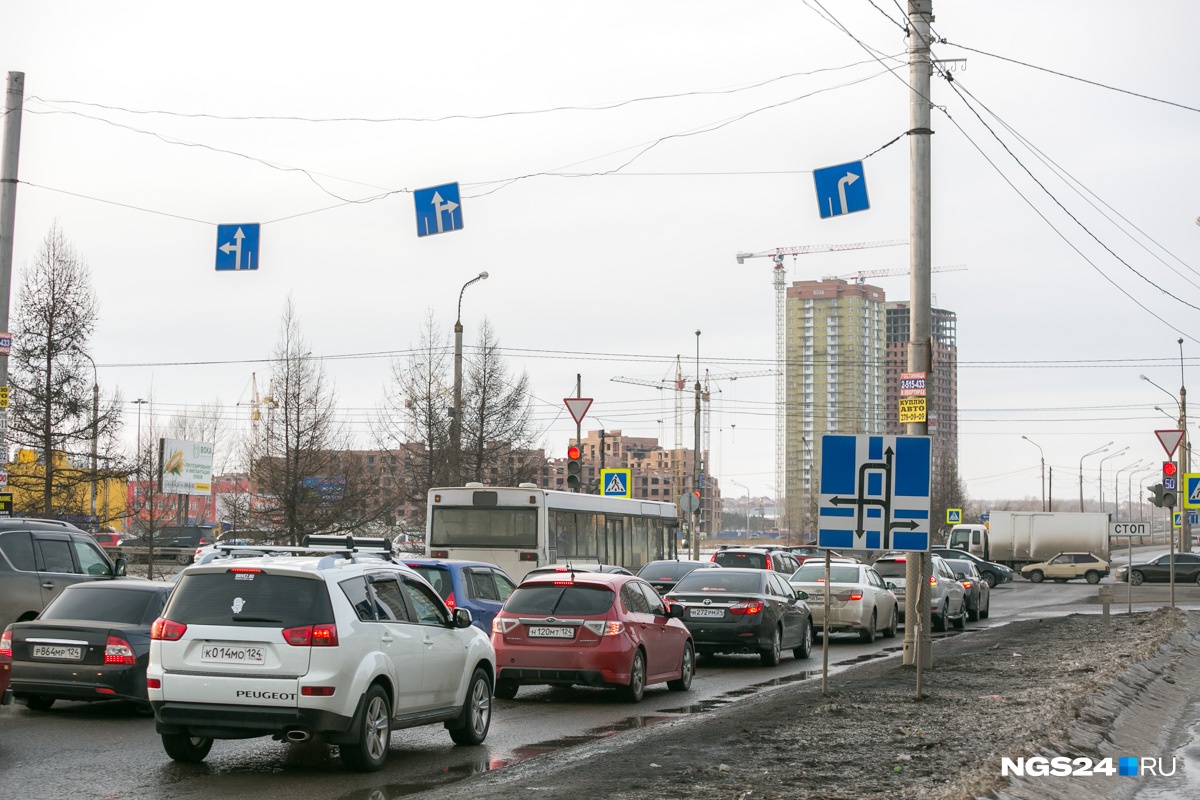 Поворот улицы. Красноярск Молокова Авиаторов знаки. Перекресток Авиаторов и 9 мая в Красноярске. Молокова Авиаторов перекресток. Перекресток Авиаторов 9 мая.