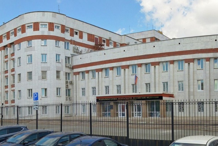 Акцию возле здания ФСБ на улице Коммуны пенсионерка провела днем в четверг Акцию возле здания ФСБ на улице Коммуны пенсионерка провела днем в четверг