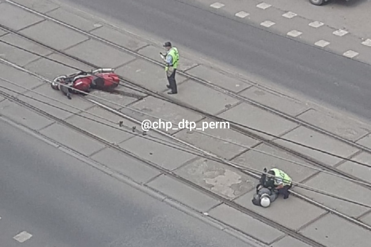 В Перми пьяный мотоциклист упал на трамвайные пути из-за сотрудника ДПС. Видео