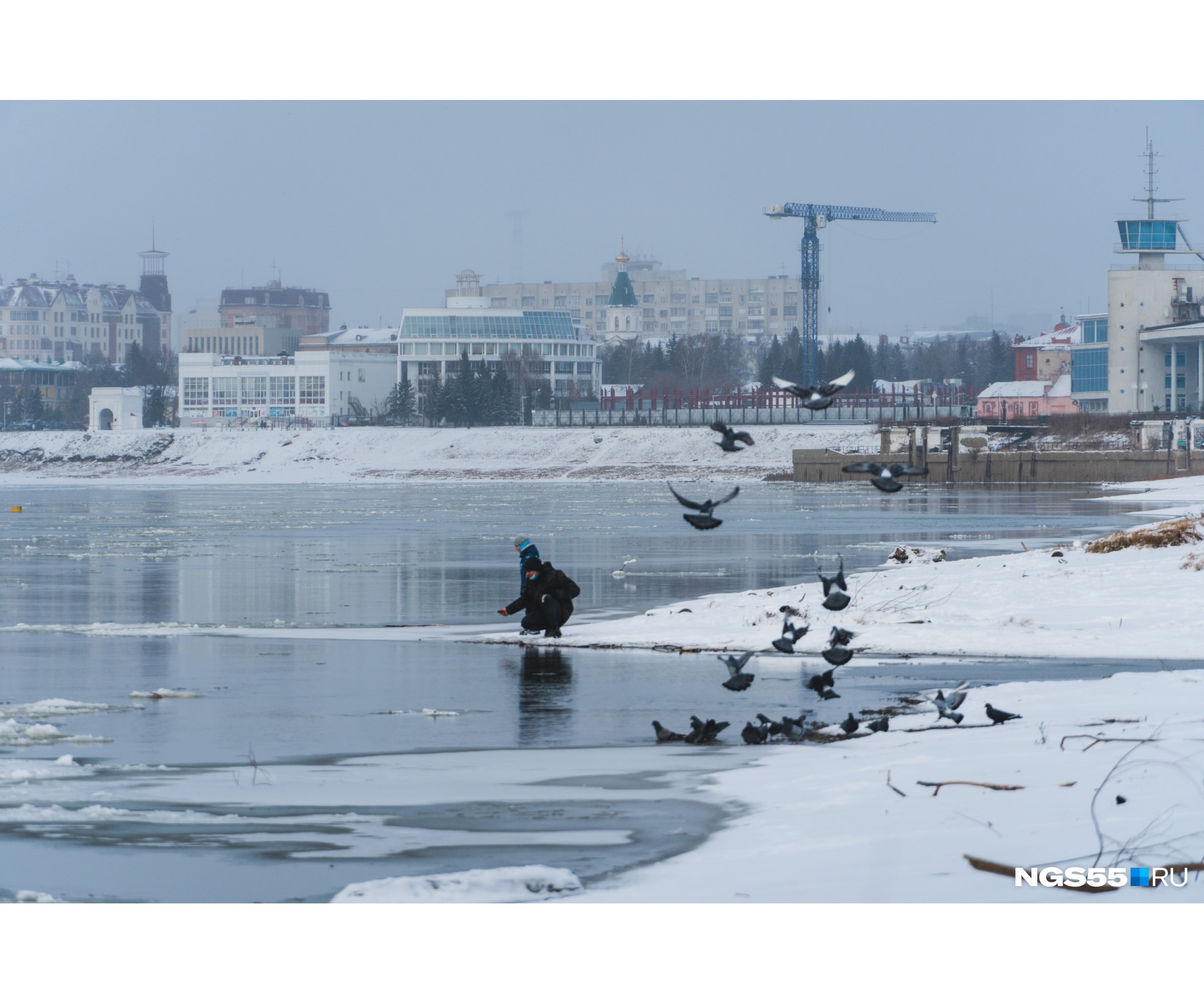 Люди подбираются к воде, пока она еще не окончательно скрылась под толщей льда Люди подбираются к воде, пока она еще не окончательно скрылась под толщей льда