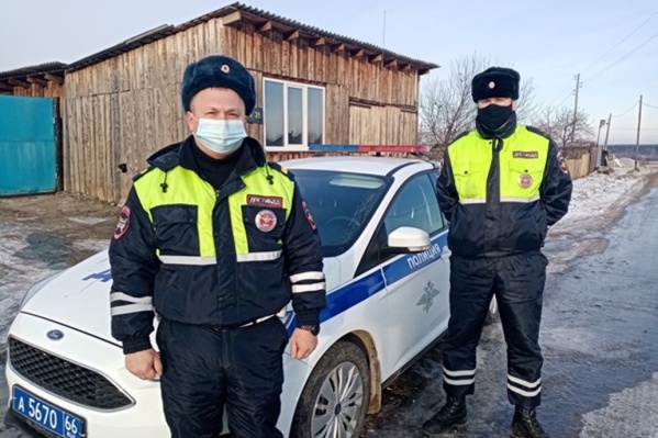 Полицейские заметили огонь во дворе дома и сразу же разбудили хозяев Полицейские заметили огонь во дворе дома и сразу же разбудили хозяев