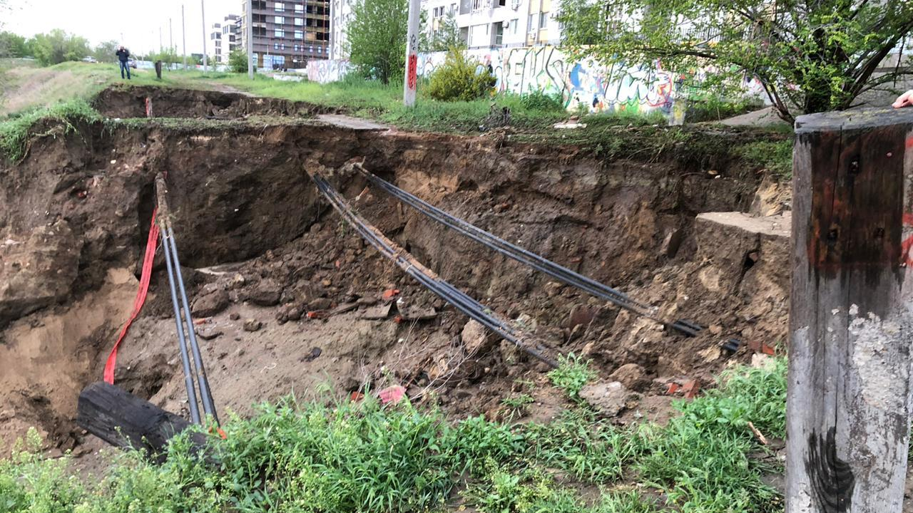 «Боимся обрушения»: в Волгограде смыло склон у высотки на Тулака