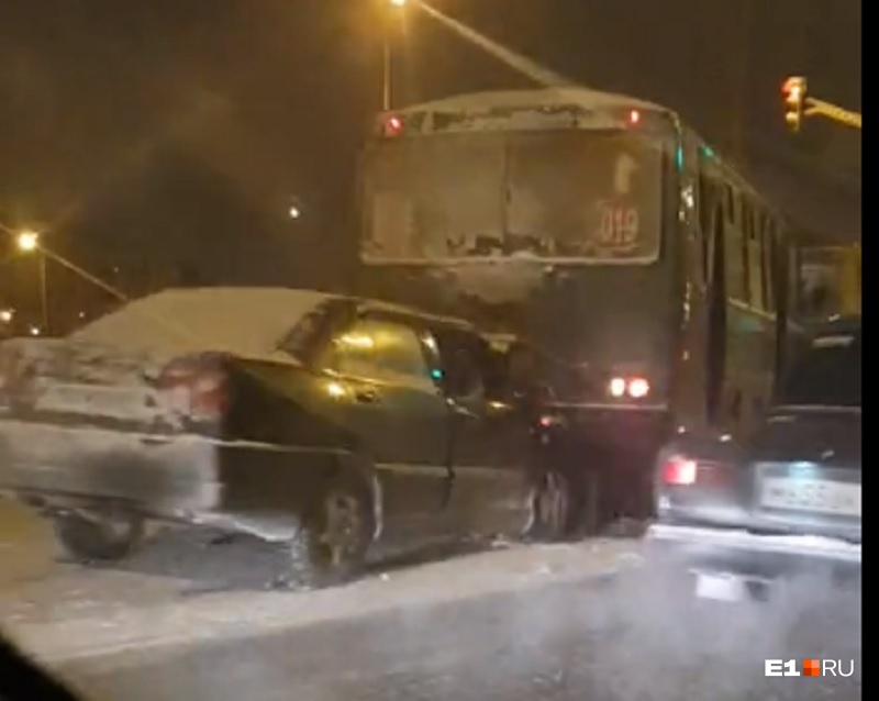 Снег в Екатеринбурге спровоцировал аварии и вздернул цены на такси