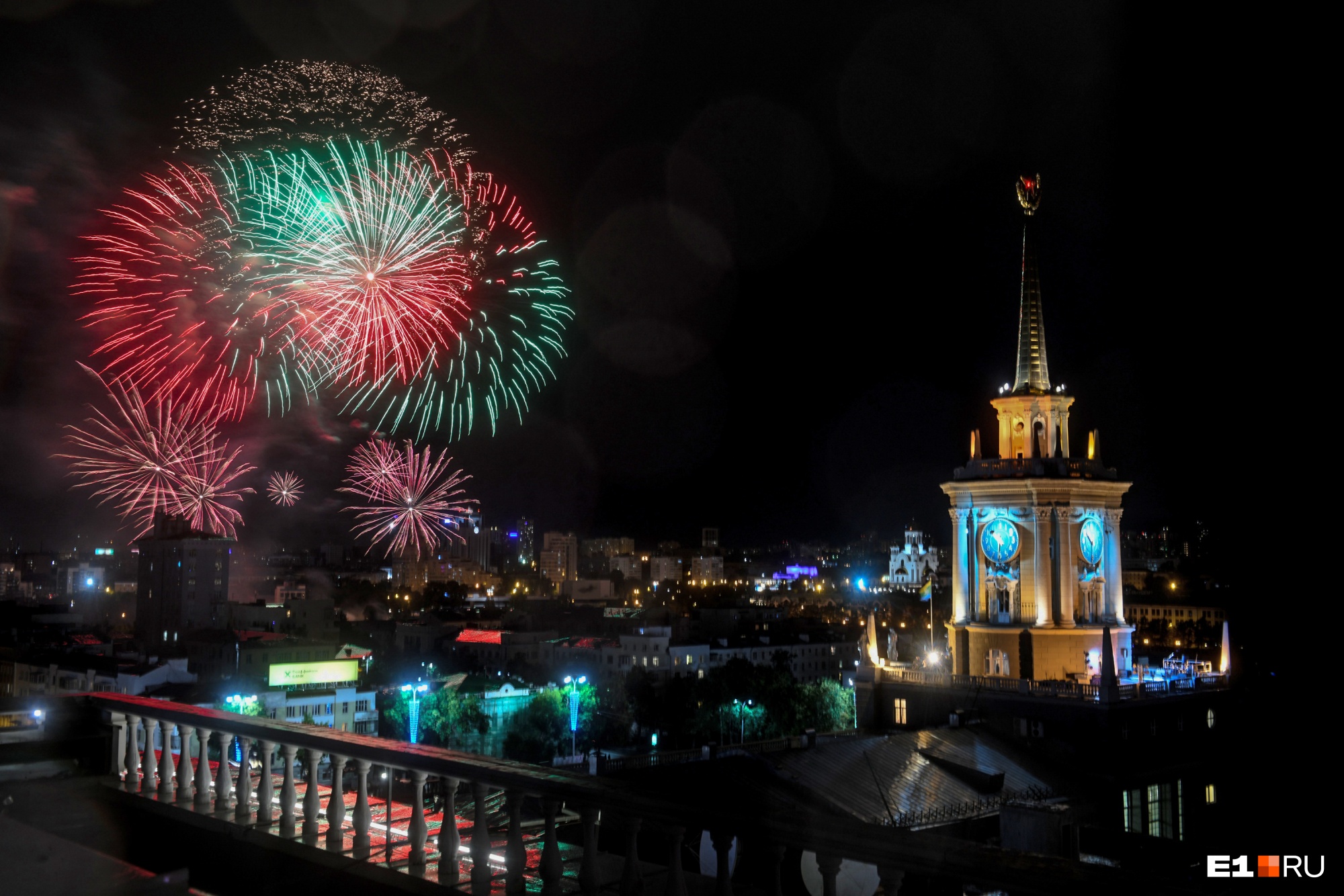 5 миллионов отправили в воздух за 8 минут: лучшие кадры фейерверка над Екатеринбургом