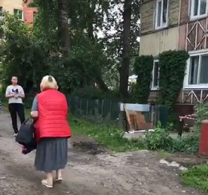 В Архангельске сходит со свай деревянный дом: эвакуированы 30 человек