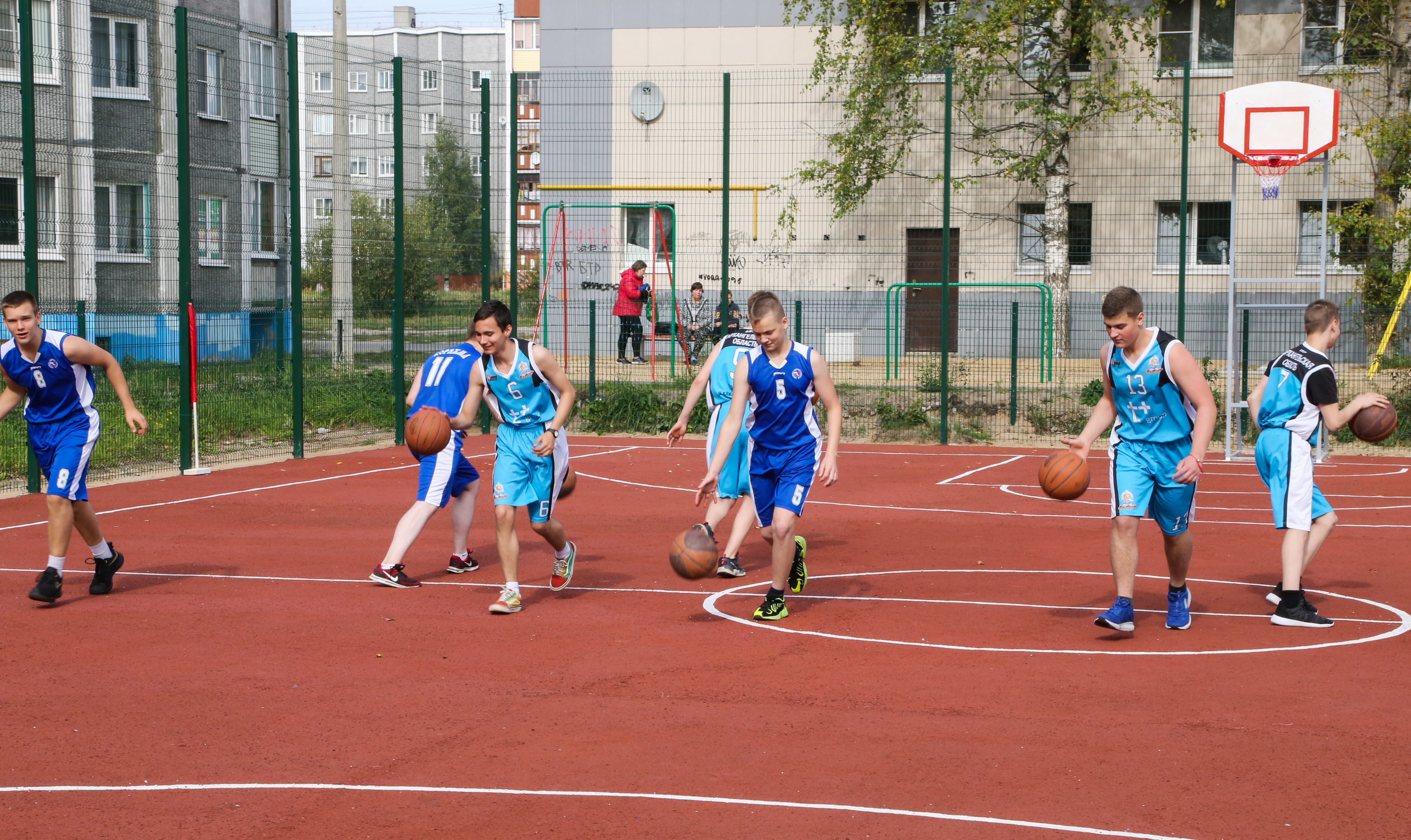 При поддержке Группы «Илим» в этом году у школы <nobr class="_">№ 5</nobr> открыли баскетбольную площадку