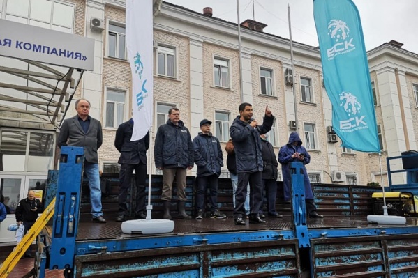 Руководитель предприятия выступал перед рабочими в период протестов Руководитель предприятия выступал перед рабочими в период протестов