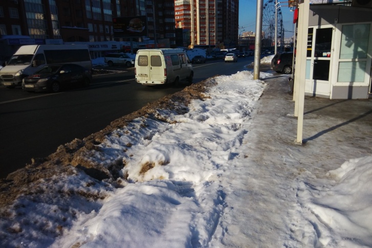 Заходишь или выходишь из автобуса — и сразу по колено в мокром снегу Заходишь или выходишь из автобуса — и сразу по колено в мокром снегу