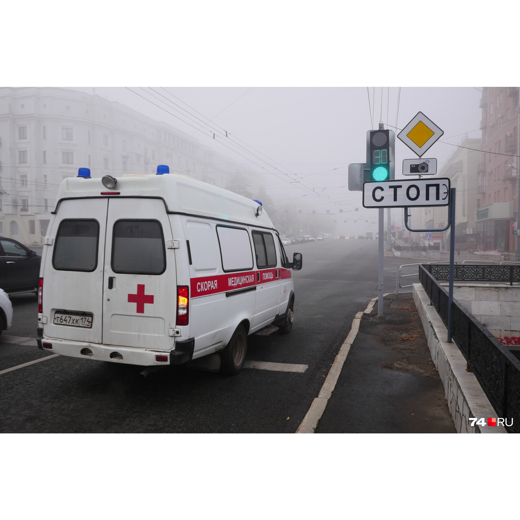 Скорым сейчас и так непросто, а в туман доехать до пациентов ещё труднее Скорым сейчас и так непросто, а в туман доехать до пациентов ещё труднее