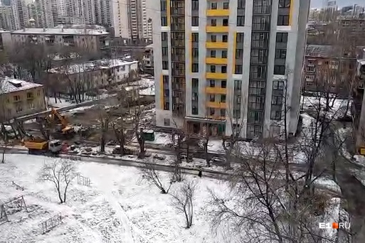 Техника ездит по пешеходным дорожкам Техника ездит по пешеходным дорожкам