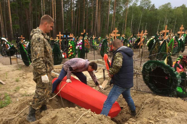 Похороны проходили без приглашенных, но по традициям Похороны проходили без приглашенных, но по традициям 