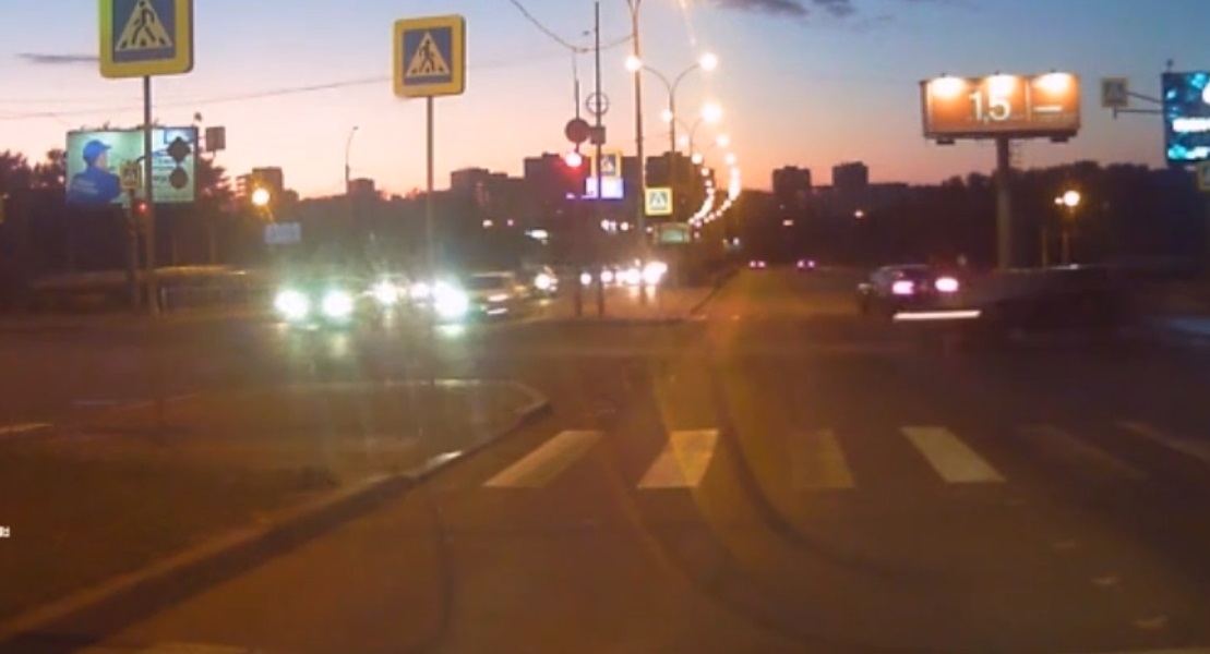 Летит на красный: появилось видео жесткого столкновения на ВИЗе, после которого загорелся Mercedes