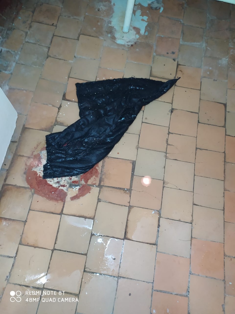 Женщина пожаловались на мокрый пол в туалете Женщина пожаловались на мокрый пол в туалете
