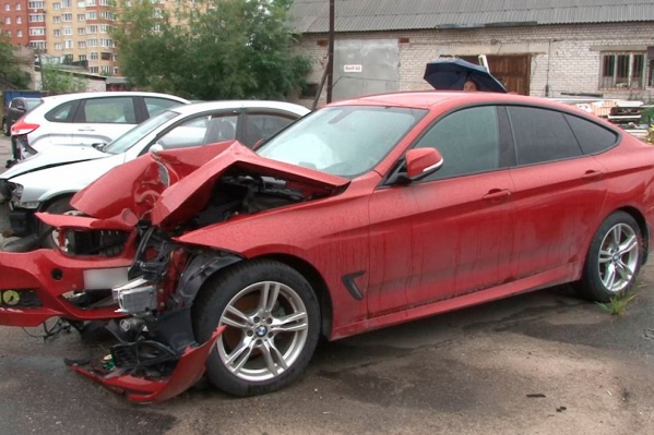В специально совершенных авариях участвовали владельцы дорогих автомобилей В специально совершенных авариях участвовали владельцы дорогих автомобилей