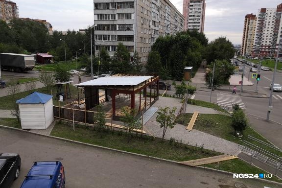 В центре сквера должны были быть скамейки и качели, но теперь будет идти торговля В центре сквера должны были быть скамейки и качели, но теперь будет идти торговля