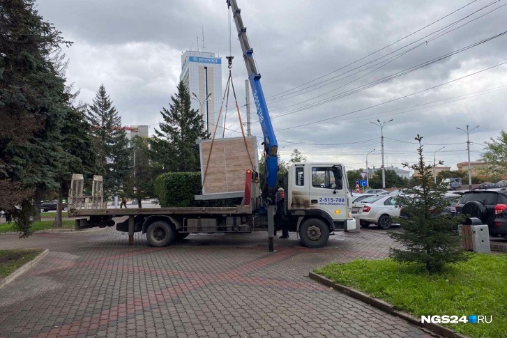 Туалетом на площади пользовались несколько лет, теперь альтерантива — в ближайших кафе или на речном вокзале Туалетом на площади пользовались несколько лет, теперь альтерантива — в ближайших кафе или на речном вокзале