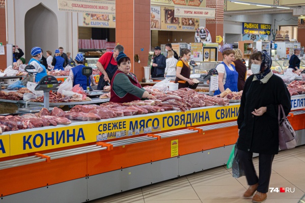 На снимке хорошо видно, что часть продавцов на Центральном рынке соблюдает меры безопасности, но часть не носит даже масок На снимке хорошо видно, что часть продавцов на Центральном рынке соблюдает меры безопасности, но часть не носит даже масок 