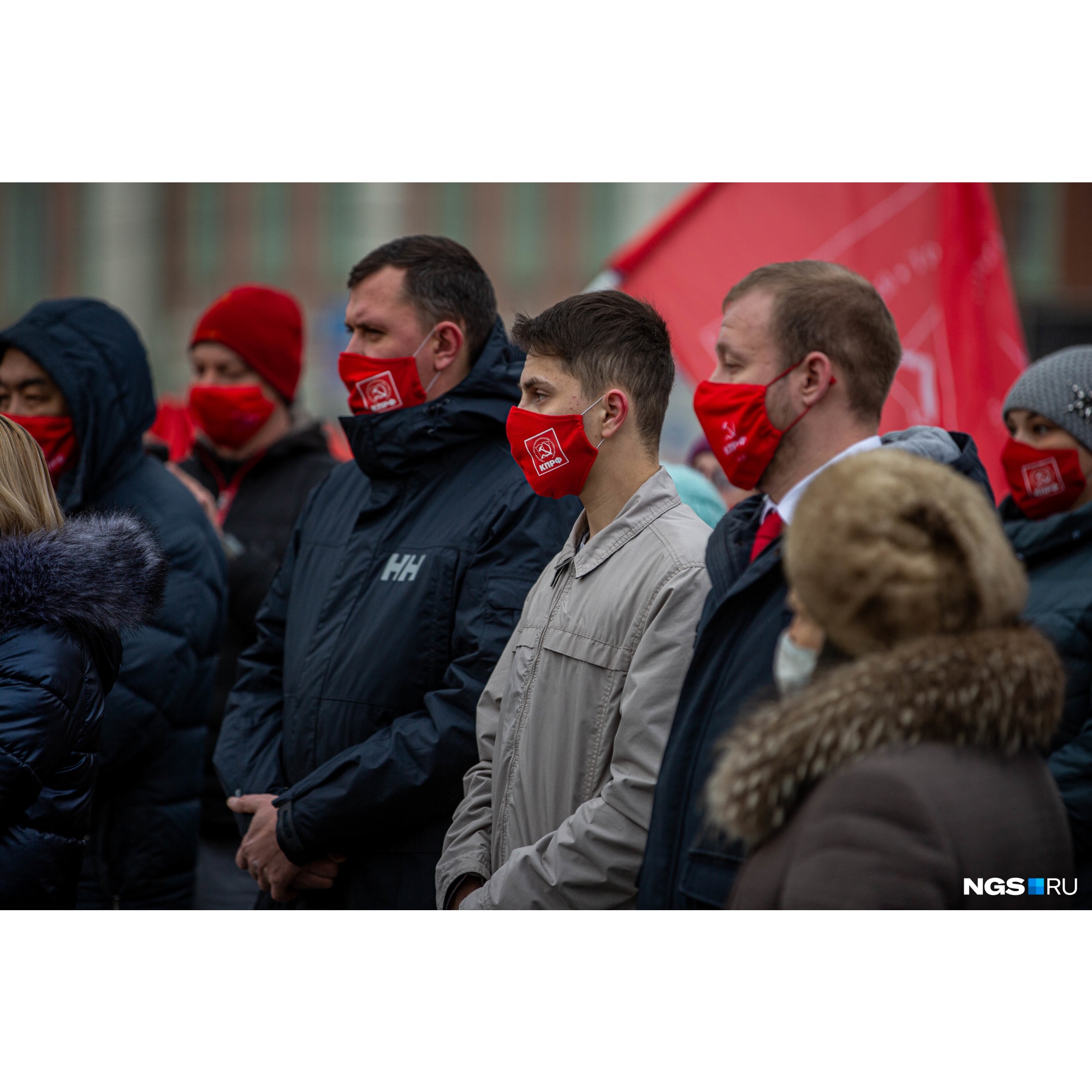 Люди стояли близко друг к другу Люди стояли близко друг к другу 