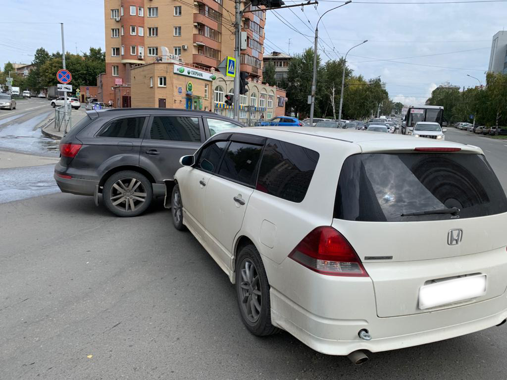 «Хонда» полностью тонирована «Хонда» полностью тонирована