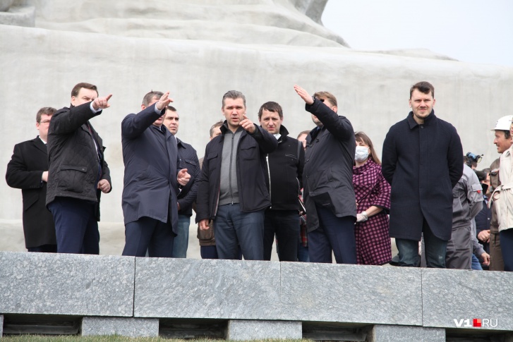 Министру показали, где именно отремонтировали мемориальный комплекс Министру показали, где именно отремонтировали мемориальный комплекс