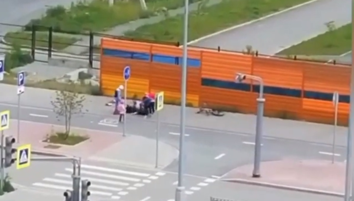В Екатеринбурге мужчина напал с ножом на велосипедиста, который врезался в его дочь: видео