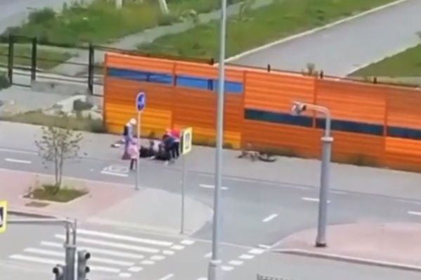 На записи видно, как мужчина пинает велосипедиста ногой в спину, а после наносит ему еще несколько ударов На записи видно, как мужчина пинает велосипедиста ногой в спину, а после наносит ему еще несколько ударов