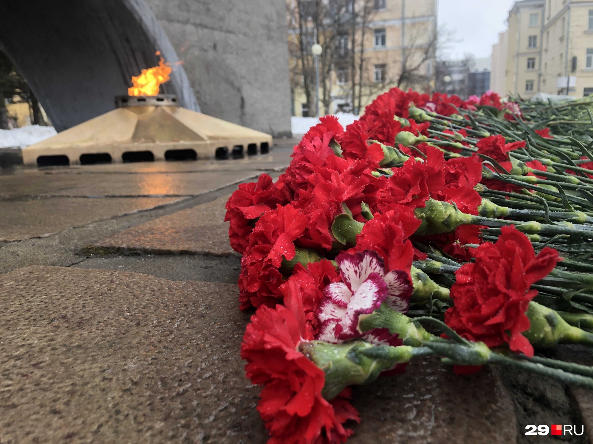 К монументу Победы в Великой Отечественной войне приносят цветы