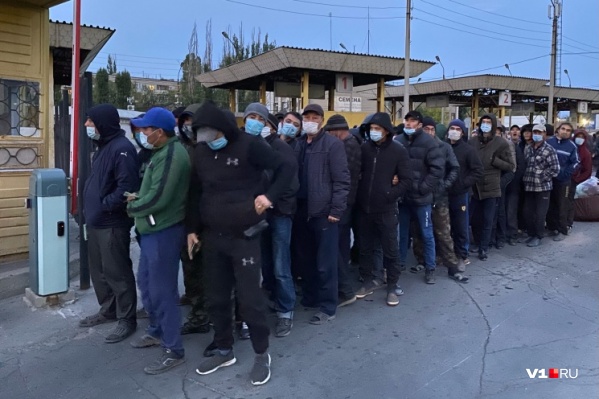 В магазин пускают по 10 человек, которые оставляют полиции свои паспорта В магазин пускают по 10 человек, которые оставляют полиции свои паспорта