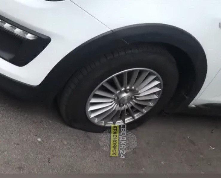 Шины оказались проколоты у нескольких машин Шины оказались проколоты у нескольких машин