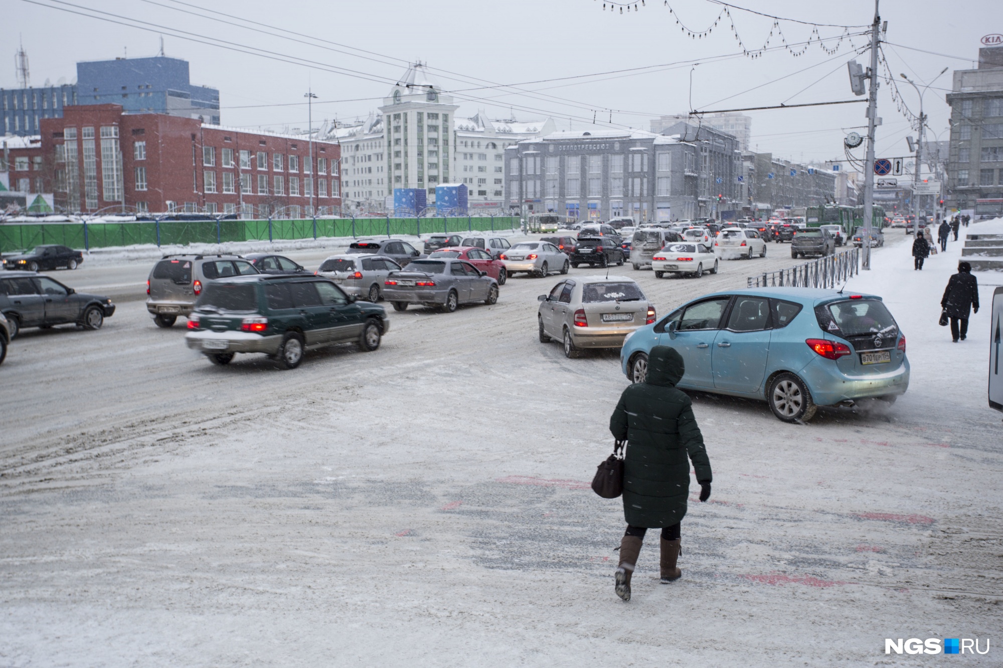 ГИБДД прогнозирует заторы на дорогах и всплеск аварийности — на Новосибирск идет непогода