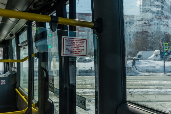 Автобус не ехал дальше, поэтому другим пассажирам пришлось выйти Автобус не ехал дальше, поэтому другим пассажирам пришлось выйти 