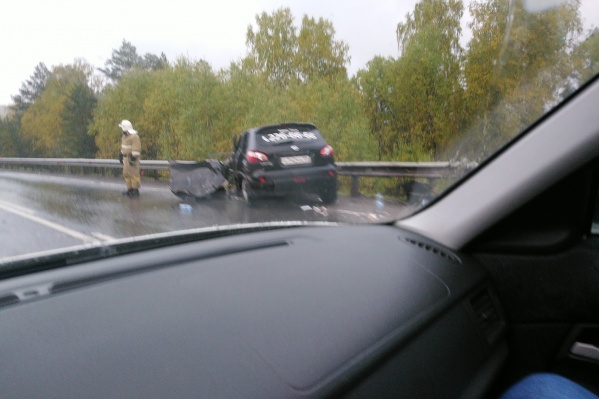 По словам очевидцев, в аварию попал автомобиль такси По словам очевидцев, в аварию попал автомобиль такси