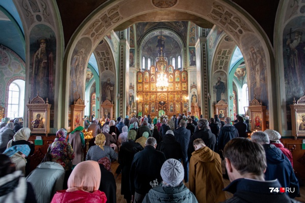 Патриарх Кирилл призывал верующих в Вербное воскресенье молиться дома, но в Свято-Троицкой церкви Челябинска сегодня аншлаг Патриарх Кирилл призывал верующих в Вербное воскресенье молиться дома, но в Свято-Троицкой церкви Челябинска сегодня аншлаг