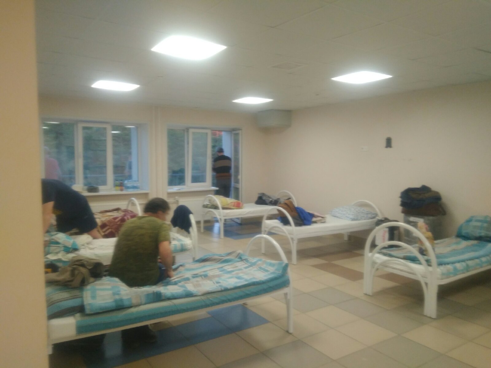 Для части вахтовиков кровати поставили в холле Для части вахтовиков кровати поставили в холле