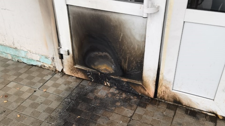 В Екатеринбурге неизвестные подожгли дверь поликлиники